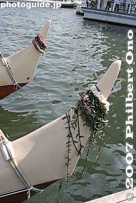 Leis on the bow endpieces (Manu ihu).
Keywords: kanagawa yokohama port hokulea canoe boat sail hawaiian