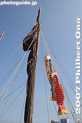 Mast complemented by koinobori carp.
Keywords: kanagawa yokohama port hokulea canoe boat sail hawaiian