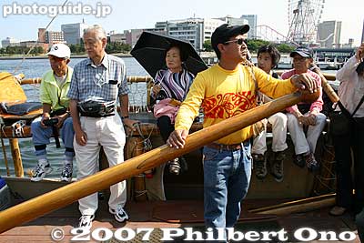 Holding on to the steering paddle so it doesn't bump anyone.
Keywords: kanagawa yokohama port hokulea canoe boat sail hawaiian