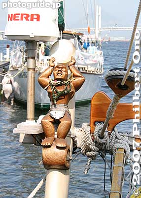 Male god on the left.
Keywords: kanagawa yokohama port hokulea canoe boat sail hawaiian