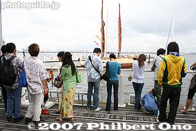 View from pier
Keywords: kanagawa yokohama port hokulea canoe boat sail hawaiian