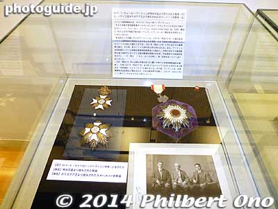 Medals donated by Robert Walker Irwin's granddaughter Yukiko Irwin to the Japanese Overseas Migration Museum. On left is the Royal Order of Kamehameha I, Knights Grand Cross Star. The medal on the right is The Order of the Rising Sun.
Keywords: kanagawa yokohama Japanese Overseas Migration Museum JICA immigrants emigrants