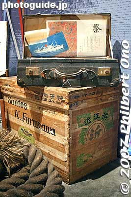 Luggage to Brazil. Crate has marking for Omi-cha tea from Shiga Prefecture.
Keywords: kanagawa yokohama Japanese Overseas Migration Museum JICA immigrants emigrants