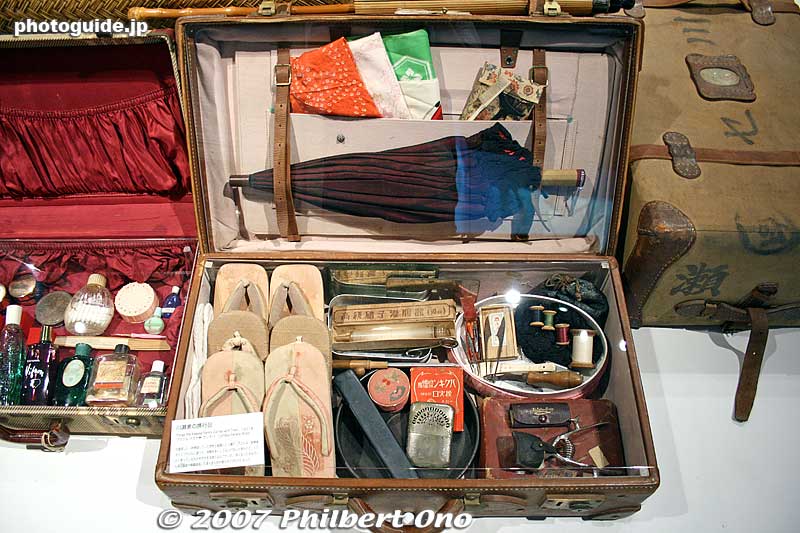 Luggage and personal effects brought by the immigrants. This person arrived Brazil in 1931. Japanese footwear, umbrella, sewing kit, hair cutter.
Keywords: kanagawa yokohama Japanese Overseas Migration Museum JICA immigrants emigrants