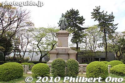 Kamonyama Park in Yokohama has a statue of Ii Naosuke, lord of Hikone Castle in Shiga Prefecture who served as the Chief Minister of the last Tokugawa government in the 19th century.
Keywords: kanagawa yokohama kamonyama park fromshiga