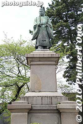 The original statue of Lord Ii Naosuke was installed in 1909 in Kamonyama Park. However, it was melted down during World War II for its metal. This statue was reconstructed in 1954 to mark the 100th anniversary of Yokohama's port opening..
Keywords: kanagawa yokohama kamonyama park fromshiga