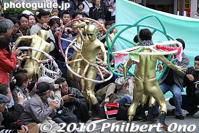 Sometimes they dived into the crowd, which was hilarious. But no one dared to touch the gold bodies.
Keywords: kanagawa yokohama noge daidogei street performers performances sasara housara butoh dancers 