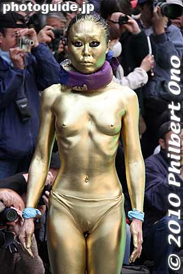 It sure reminds you of the James Bond movie, "Goldfinger" where a girl was turned into gold.
Keywords: kanagawa yokohama noge daidogei street performers performances sasara housara butoh dancers japansexy