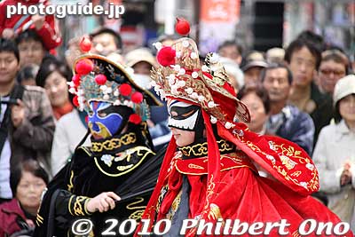 Then two women do quick costume and mask changes.
Keywords: kanagawa yokohama noge daidogei street performers performances chinese acrobats 
