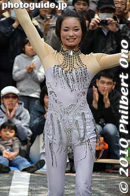 She's like wow...
Keywords: kanagawa yokohama noge daidogei street performers performances chinese acrobats 