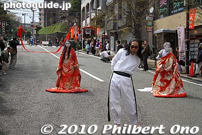 OK, next was the eye-catching Yoshimoto Daisuke butoh dancers. 吉本大輔
Keywords: kanagawa yokohama noge daidogei street performers performances butoh