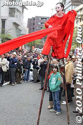 Keywords: kanagawa yokohama noge daidogei street performers performances butoh dancers 