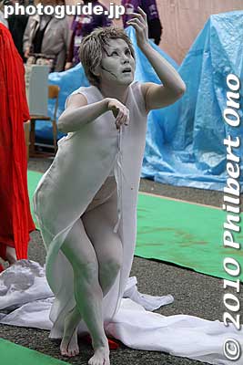 Didn't understand what they were doing, but it was interesting to watch.
Keywords: kanagawa yokohama noge daidogei street performers performances butoh dancers 
