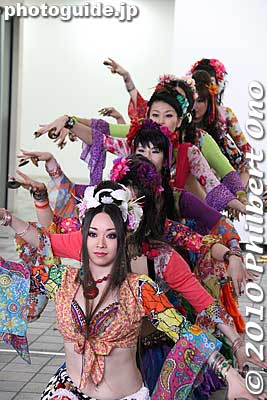 They were quite good. Lately, I've been seeing more Japanese taking up belly dancing. I hope the trend spreads further.
Keywords: kanagawa yokohama noge daidogei street performers performances japanese belly dancers 