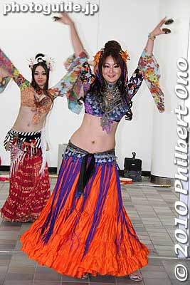 They said that they follow the gypsy-style of belly dancing.
Keywords: kanagawa yokohama noge daidogei street performers performances japanese belly dancers 