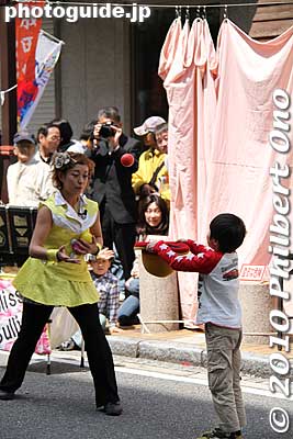 She had the kid catch all the balls she was juggling.
Keywords: kanagawa yokohama noge daidogei street performers performances