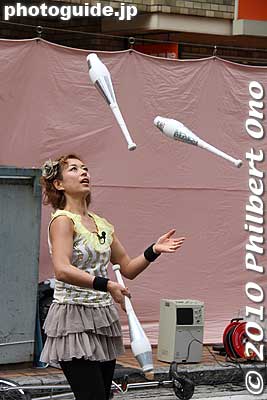 What would a street performance festival be without a juggling act?
Keywords: kanagawa yokohama noge daidogei street performers performances