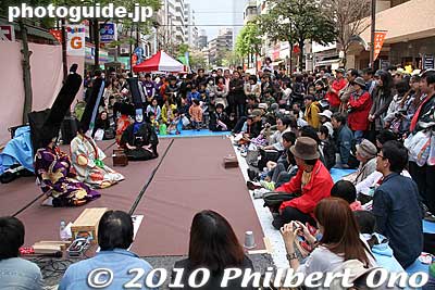 A "strange" performance by the Ojaruzu. おじゃるず
Keywords: kanagawa yokohama noge daidogei street performers performances