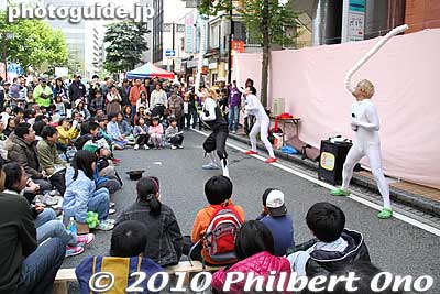 Another act which I didn't have time to see: 3 Gaga Heads 3ガガヘッズ
Keywords: kanagawa yokohama noge daidogei street performers performances