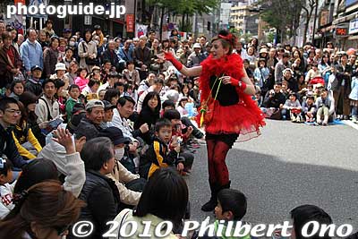 Another one which I didn't have time to see: Diane Orrett's balloon act. She's from Liverpool, UK.
Keywords: kanagawa yokohama noge daidogei street performers performances matsuri4