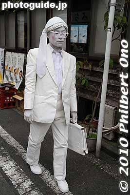 Shiva, a walking human sculpture of a salaryman.
Keywords: kanagawa yokohama noge daidogei street performers performances