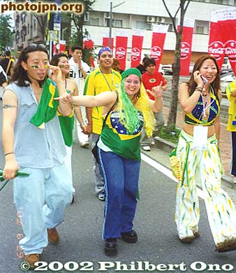 The streets leading to the stadium had a party-like atmosphere.
Keywords: world cup soccer game yokohama 2002 fans brazil germany women
