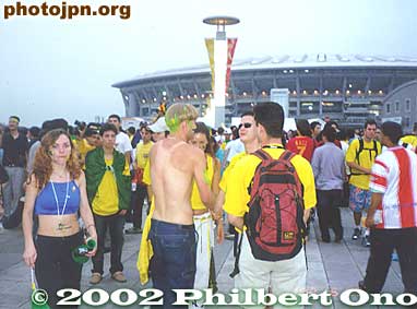 Everyone lingered and posed for pictures with the stadium in the background. Unfortunately, I had no tickets. I heard that scalpers were selling a pair of tickets for 1 million yen. Too much for me.
Keywords: world cup soccer game yokohama 2002 fans brazil germany