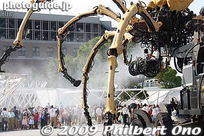 Sometimes the spider would spew its web from its mouth and tail. (Actually water.)
Keywords: kanagawa yokohama port expo y150th opening anniversary