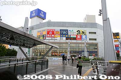 Upper deck ("Y deck") connects the train station with a shopping complex. Central Yokosuka is quite compact, and almost everything is within walking distance.
Keywords: kanagawa yokosuka train station keikyu 