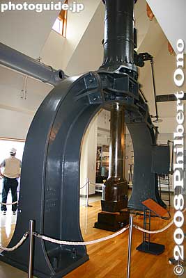 Inside the Verny Commemorative Museum is a giant steam hammer used to stamp metal objects. Free admission.
Keywords: kanagawa yokosuka verny park waterfront steam hammer