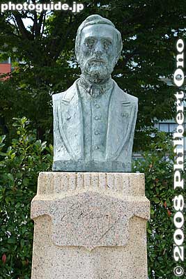 Bust of Francois Verny, a French engineer who established the Yokosuka Arsenal. The park is named after him.
Keywords: kanagawa yokosuka verny park waterfront sculpture