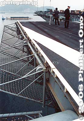 Nets along the edge function as a safety net for any crew who has to jump off the flight deck.
Keywords: kanagawa yokosuka us navy naval base military aircraft carrier uss independence 