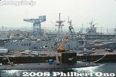 Submarine moored in the next berth.
Keywords: kanagawa yokosuka us navy naval base military aircraft carrier uss independence 
