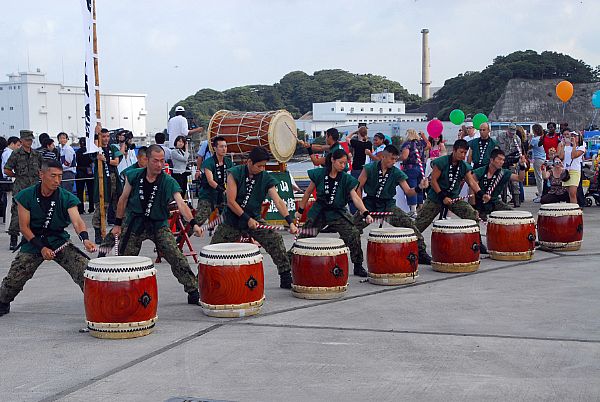 Taiko drummers welcome the Nimitz-class aircraft carrier USS George Washington (CVN 73) as the ship pulls into its new operating base at Fleet Activities Yokosuka, Japan.
YOKOSUKA, Japan (Sept. 25, 2008) Taiko drummers welcome the Nimitz-class aircraft carrier USS George Washington (CVN 73) as the ship pulls into its new operating base at Fleet Activities Yokosuka, Japan. George Washington's arrival from its former homeport of Norfolk, Va., marks the beginning of its role as the Navy's only permanently forward-deployed aircraft carrier and as centerpiece of the U.S. 7th Fleet's Carrier Strike Group Five. (U.S. Navy photo by Mass Communication Specialist Seaman Kari Bergman/Released)
