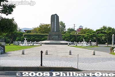 Perry Park faces the beach. It has the Perry Monument marking Perry's landing in Kurihama. ぺりー公園
Keywords: kanagawa yokosuka kurihama perry monument park 