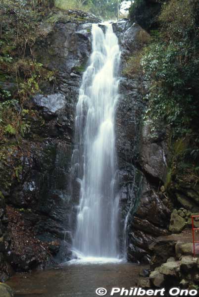 In Yugawara, Fudo Falls is a serene and quiet waterfall 15 meters high. Flanked by small Shinto shrines. From JR Yugawara Station, take a bus for "Oku-Yugawara" or "Fudo-daki" and get off at "Fudo-daki." 20-min. ride.
Keywords: kanagawa yugawara fudo waterfall