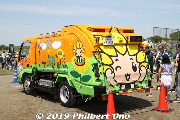 Keywords: kanagawa zama giant kite matsuri festival odako garbage truck