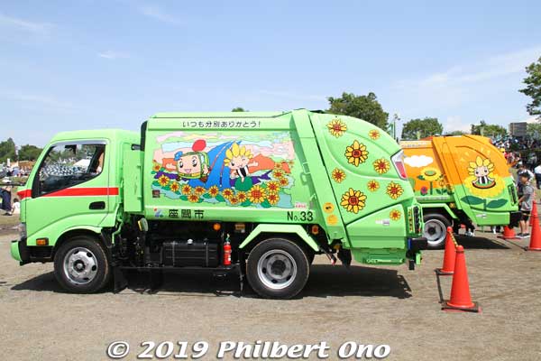 Keywords: kanagawa zama giant kite matsuri festival odako garbage truck