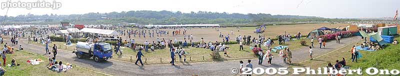 The following photos were taken on May 5, 2005. The site is on a baseball field, very dusty. The site is directly south and downstream from the Sagamihara kite festival site.
It was a great idea to hold both kite festivals on the same days. We could see both in one day.
Keywords: kanagawa, zama, giant kite, matsuri, festival, odako