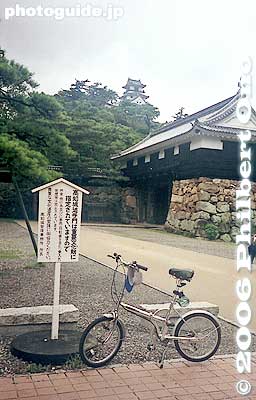 Near the castle gate
Keywords: kochi prefecture castle