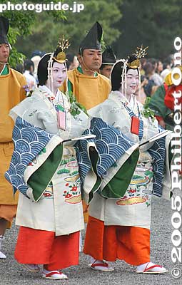 Court ladies called uneme. Their kimono have a blue wave design. 釆女
釆女
Keywords: kyoto aoi matsuri hollyhock festival heian kimonobijin matsuribijin