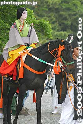 Shrine maiden on horseback called Munanori Onna.
騎女
Keywords: kyoto aoi matsuri hollyhock festival heian kimono horse