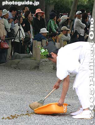 With over 30 horses in the procession, this guy will be kept busy...
Keywords: kyoto aoi matsuri hollyhock festival heian horse