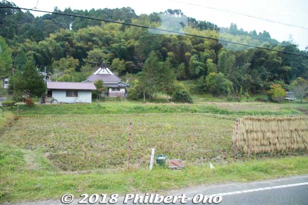 This is a farmhouse lodge (農家民宿) where we stayed in the city of Ayabe. It fronts rice paddies. The farmhouse lodge owner can pick you up at JR Ayabe Station.
Keywords: kyoto ayabe farmhouse lodge minshuku