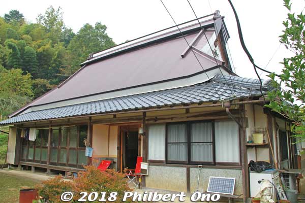 This is the main lodge where the kitchen, dining, and bath facilities are. It also has one guest room with twin beds. It is a traditional farmhouse with a thatched roof protected by a corrugated tin.
Farm house in Ayabe, Kyoto Prefecture.
Keywords: kyoto ayabe farmhouse lodge minshuku japanhouse