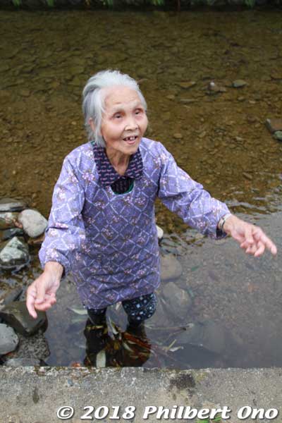 She's Horie Sayo, 86 years old, been doing it since her teens. 
Keywords: kyoto ayabe Kurotani washi paper making