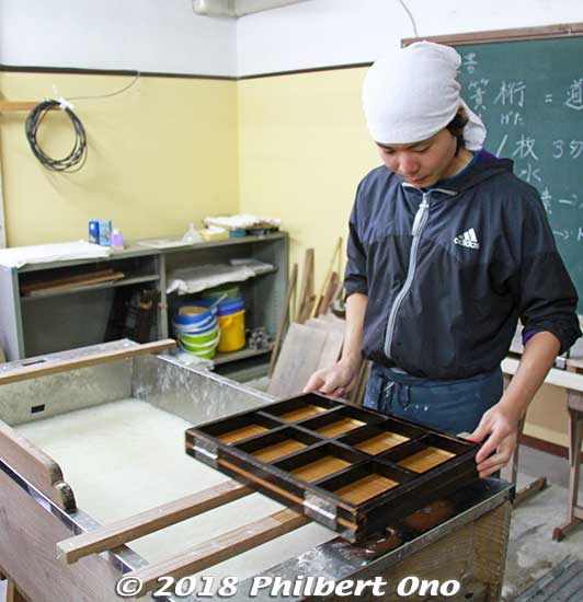 Our instructor first showed us how it was done. He used a mold to make eight washi postcards. 
Keywords: kyoto ayabe Kurotani washi paper making