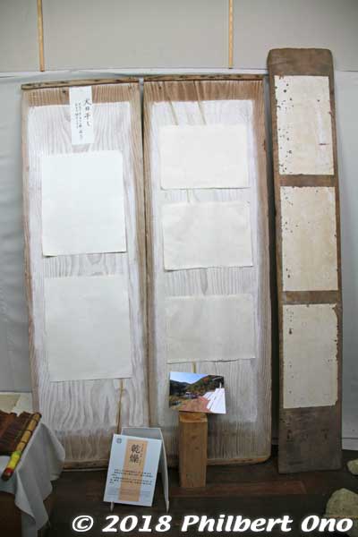The washi shets are dried on wooden boards.
Keywords: kyoto ayabe Kurotani washi paper making