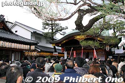 People line up and inch their way to the shrine to offer prayers.
Keywords: kyoto toka ebisu shrine jinja festival matsuri 