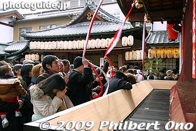 As people ring the bell and pray for prosperity amid the current recession, the shrine rakes in the money on its most important day of the year, Jan. 10.
Keywords: kyoto toka ebisu shrine jinja festival matsuri japanshrine